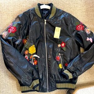 Super cute pleather jacket with multicolored floral detail 🌸